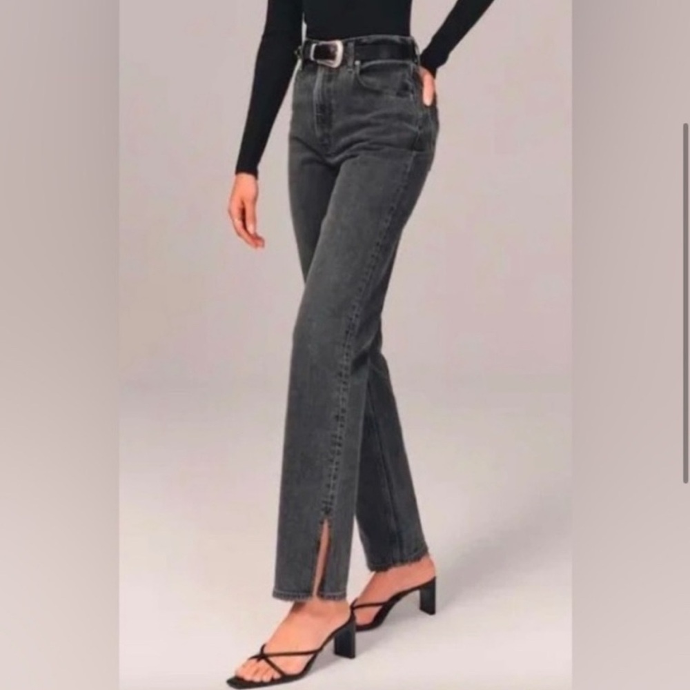 Abercrombie Curve Love Ultra High Rise 90s
Straight Jean 27R